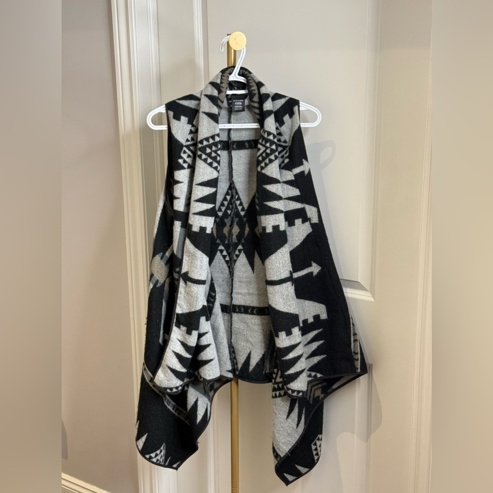 Saks Fifth Avenue sleeveless poncho/cardigan o/s COZY!
